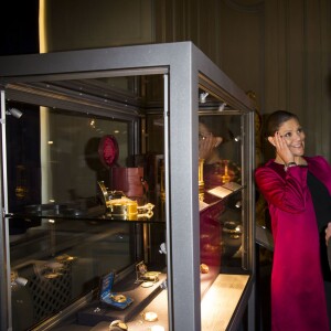 La princesse Victoria de Suède, enceinte de 7 mois, a découvert l'exposition Au fil du temps - 400 ans d'horloges royales, lors de son inauguration le 22 janvier 2016 au palais Drottningholm à Stockholm.