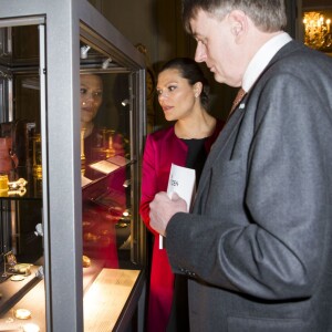 La princesse Victoria de Suède, enceinte de 7 mois, a découvert l'exposition Au fil du temps - 400 ans d'horloges royales, lors de son inauguration le 22 janvier 2016 au palais Drottningholm à Stockholm.