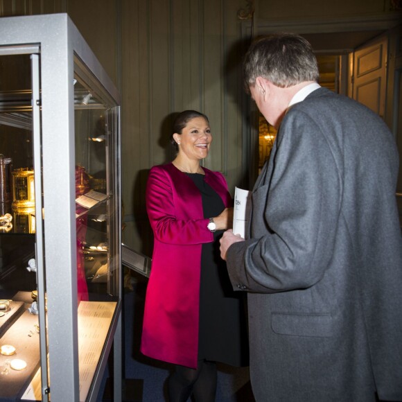 La princesse Victoria de Suède, enceinte de 7 mois, a découvert l'exposition Au fil du temps - 400 ans d'horloges royales, lors de son inauguration le 22 janvier 2016 au palais Drottningholm à Stockholm.