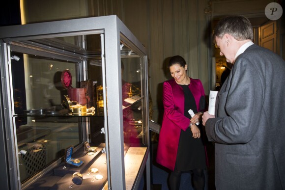 La princesse Victoria de Suède, enceinte de 7 mois, a découvert l'exposition Au fil du temps - 400 ans d'horloges royales, lors de son inauguration le 22 janvier 2016 au palais Drottningholm à Stockholm.