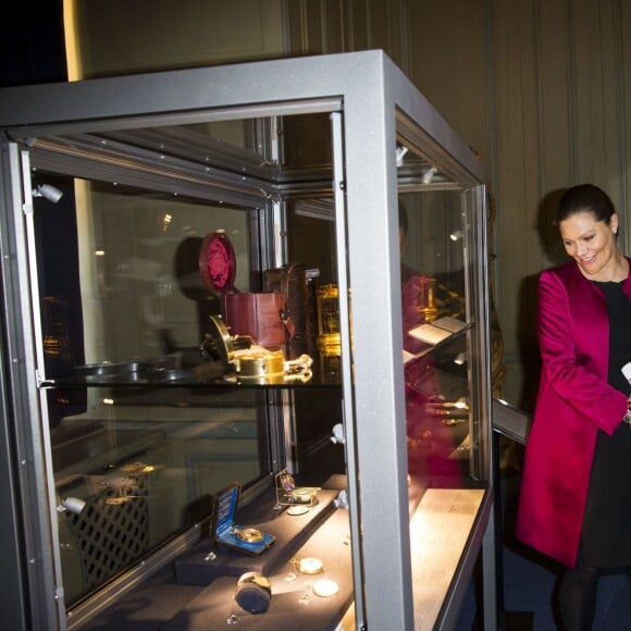 La princesse Victoria de Suède, enceinte de 7 mois, a découvert l'exposition Au fil du temps - 400 ans d'horloges royales, lors de son inauguration le 22 janvier 2016 au palais Drottningholm à Stockholm.