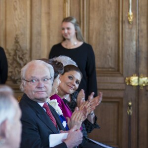 La princesse Victoria de Suède, enceinte de 7 mois, prenait part avec ses parents le roi Carl XVI Gustaf et la reine Silvia à l'inauguration de l'exposition Au fil du temps - 400 ans d'horloges royales, le 22 janvier 2016 au palais Drottningholm à Stockholm.