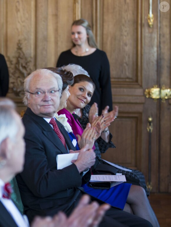La princesse Victoria de Suède, enceinte de 7 mois, prenait part avec ses parents le roi Carl XVI Gustaf et la reine Silvia à l'inauguration de l'exposition Au fil du temps - 400 ans d'horloges royales, le 22 janvier 2016 au palais Drottningholm à Stockholm.