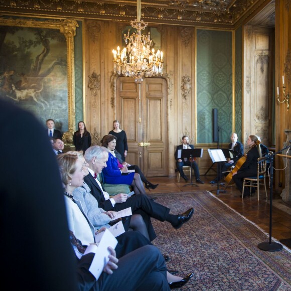 La princesse Victoria de Suède, enceinte de 7 mois, prenait part avec ses parents le roi Carl XVI Gustaf et la reine Silvia à l'inauguration de l'exposition Au fil du temps - 400 ans d'horloges royales, le 22 janvier 2016 au palais Drottningholm à Stockholm.