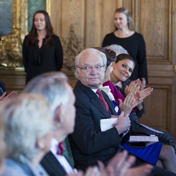 La princesse Victoria de Suède, enceinte de 7 mois, prenait part avec ses parents le roi Carl XVI Gustaf et la reine Silvia à l'inauguration de l'exposition Au fil du temps - 400 ans d'horloges royales, le 22 janvier 2016 au palais Drottningholm à Stockholm.