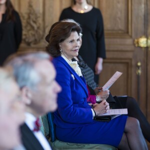 La princesse Victoria de Suède, enceinte de 7 mois, prenait part avec ses parents le roi Carl XVI Gustaf et la reine Silvia à l'inauguration de l'exposition Au fil du temps - 400 ans d'horloges royales, le 22 janvier 2016 au palais Drottningholm à Stockholm.