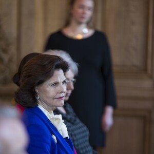 La princesse Victoria de Suède, enceinte de 7 mois, prenait part avec ses parents le roi Carl XVI Gustaf et la reine Silvia à l'inauguration de l'exposition Au fil du temps - 400 ans d'horloges royales, le 22 janvier 2016 au palais Drottningholm à Stockholm.