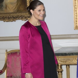 La princesse Victoria de Suède, enceinte de 7 mois, à l'inauguration de l'exposition Au fil du temps - 400 ans d'horloges royales, le 22 janvier 2016 au palais Drottningholm à Stockholm.