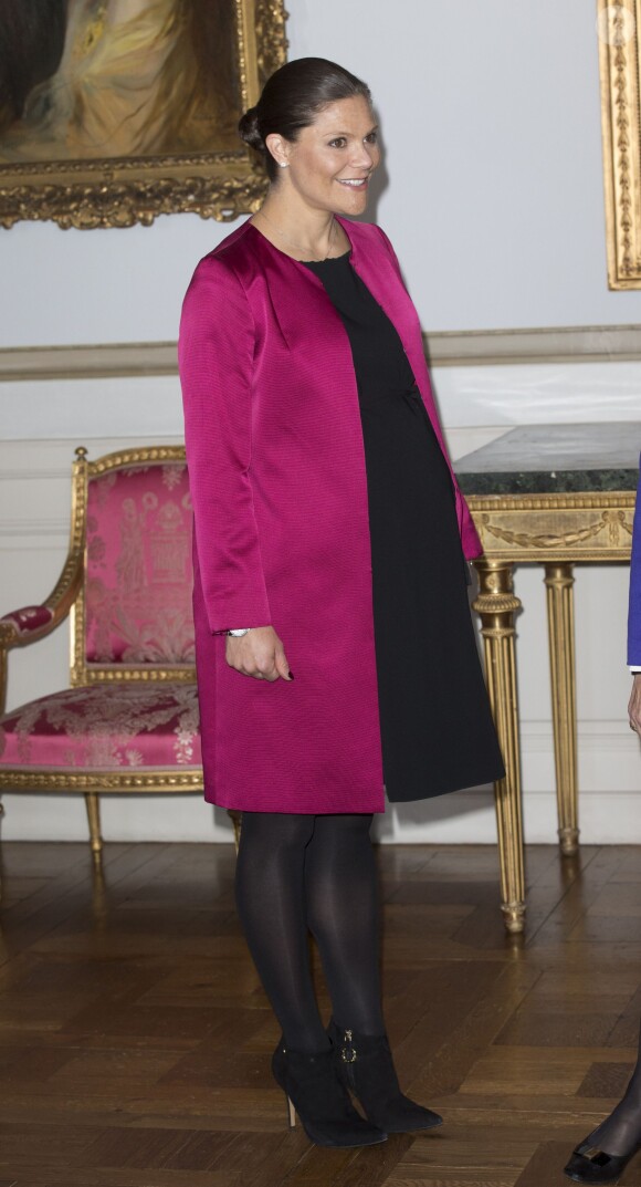 La princesse Victoria de Suède, enceinte de 7 mois, à l'inauguration de l'exposition Au fil du temps - 400 ans d'horloges royales, le 22 janvier 2016 au palais Drottningholm à Stockholm.
