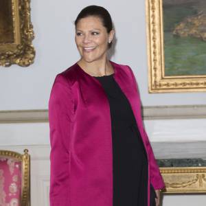 La princesse Victoria de Suède, enceinte de 7 mois, à l'inauguration de l'exposition Au fil du temps - 400 ans d'horloges royales, le 22 janvier 2016 au palais Drottningholm à Stockholm.