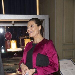 La princesse Victoria de Suède, enceinte de 7 mois, à l'inauguration de l'exposition Au fil du temps - 400 ans d'horloges royales, le 22 janvier 2016 au palais Drottningholm à Stockholm.