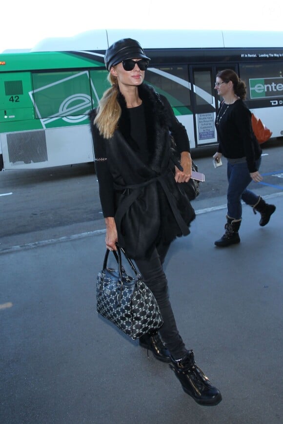 Paris Hilton arrive à l'aéroport de LAX à Los Angeles, le 26 décembre 2015