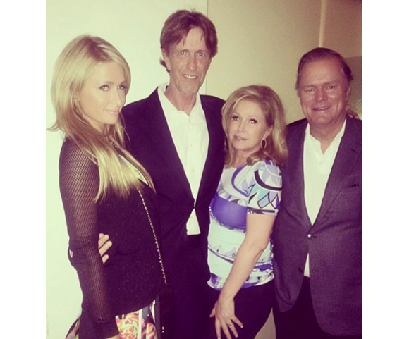 Paris Hilton, son oncle Monty Brinson et ses parents Kathy et Rick Hilton lors d'une soirée. Photo publiée sur Instagram au mois de juillet 2014.