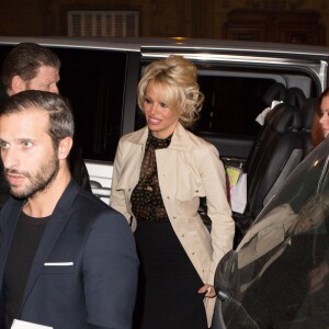 Exclusif - Pamela Anderson arrive au restaurant Casa Di Delfo après son discours à l'Assemblée Nationale contre le gavage des oies, à Paris, le 19 janvier 2016.