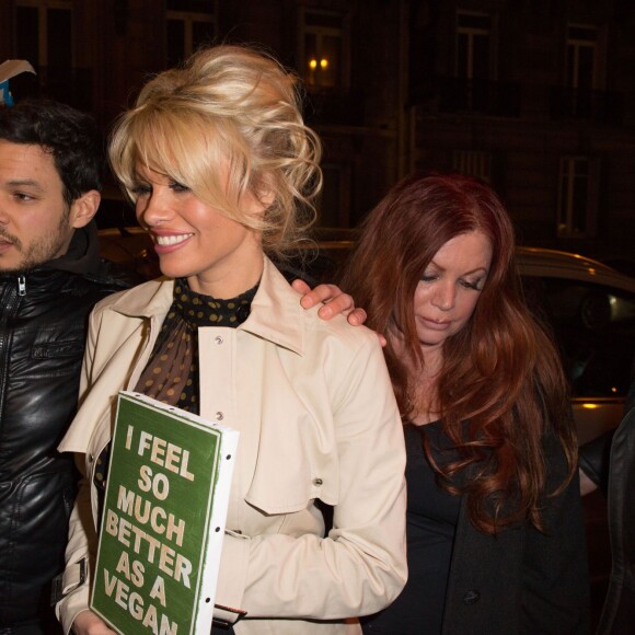 Exclusif - Pamela Anderson arrive au restaurant Casa Di Delfo après son discours à l'Assemblée Nationale contre le gavage des oies, à Paris, le 19 janvier 2016.