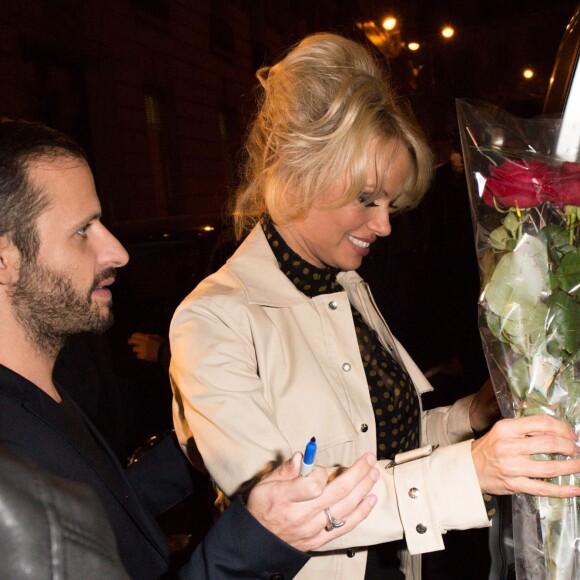Pamela Anderson, un bouquet de roses rouges à la main, à la sortie du restaurant Casa Di Delfo à Paris, le 19 janvier 2016
