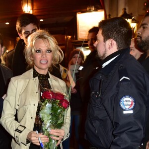 Exclusif - Pamela Anderson - Pamela Anderson dîne au restaurant Casa Di Delfo après son discours à l'Assemblée Nationale contre le gavage des oies, à Paris, le 19 janvier 2016. L'actrice américaine est venue soutenir la présentation d'une proposition de loi écologiste sur le gavage d'animaux pour la production de foie gras. © Giancarlo Gorassini/Bestimage