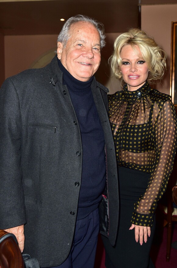 Exclusif - Pamela Anderson et Massimo Gargia - Pamela Anderson dîne au restaurant Casa Di Delfo après son discours à l'Assemblée Nationale contre le gavage des oies, à Paris, le 19 janvier 2016. L'actrice américaine est venue soutenir la présentation d'une proposition de loi écologiste sur le gavage d'animaux pour la production de foie gras. © Giancarlo Gorassini/Bestimage