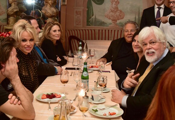 Exclusif -  Pamela Anderson, Henry-Jean Servat et Reha Hutin (30 Millions d'amis), Massimo Gargia, Isabelle Goetz (PETA), Paul Watson (militant écologiste canadien, capitaine du Sea Shepherd) - Pamela Anderson dîne au restaurant Casa Di Delfo après son discours à l'Assemblée Nationale contre le gavage des oies, à Paris, le 19 janvier 2016. L'actrice américaine est venue soutenir la présentation d'une proposition de loi écologiste sur le gavage d'animaux pour la production de foie gras. © Giancarlo Gorassini/Bestimage