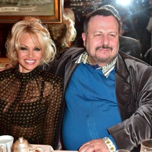 Exclusif -  Pamela Anderson, Henry-Jean Servat - Pamela Anderson dîne au restaurant Casa Di Delfo après son discours à l'Assemblée Nationale contre le gavage des oies, à Paris, le 19 janvier 2016. L'actrice américaine est venue soutenir la présentation d'une proposition de loi écologiste sur le gavage d'animaux pour la production de foie gras. © Giancarlo Gorassini/Bestimage