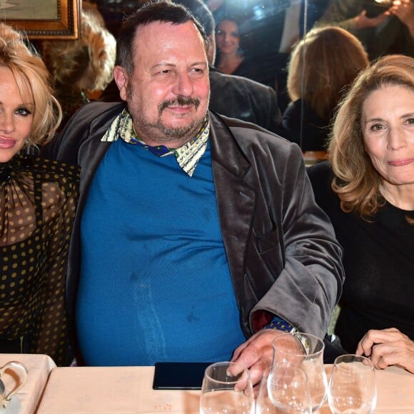 Exclusif -  Pamela Anderson, Henry-Jean Servat et Reha Hutin (30 Millions d'amis) - Pamela Anderson dîne au restaurant Casa Di Delfo après son discours à l'Assemblée Nationale contre le gavage des oies, à Paris, le 19 janvier 2016. L'actrice américaine est venue soutenir la présentation d'une proposition de loi écologiste sur le gavage d'animaux pour la production de foie gras. © Giancarlo Gorassini/Bestimage