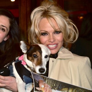 Exclusif - Pamela Anderson et Isabelle Goetz (PETA) - Pamela Anderson dîne au restaurant Casa Di Delfo après son discours à l'Assemblée Nationale contre le gavage des oies, à Paris, le 19 janvier 2016. L'actrice américaine est venue soutenir la présentation d'une proposition de loi écologiste sur le gavage d'animaux pour la production de foie gras. © Giancarlo Gorassini/Bestimage