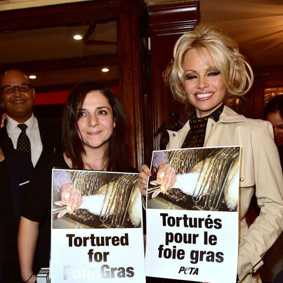 Exclusif - Pamela Anderson et Isabelle Goetz (PETA) - Pamela Anderson dîne au restaurant Casa Di Delfo après son discours à l'Assemblée Nationale contre le gavage des oies, à Paris, le 19 janvier 2016. L'actrice américaine est venue soutenir la présentation d'une proposition de loi écologiste sur le gavage d'animaux pour la production de foie gras. © Giancarlo Gorassini/Bestimage