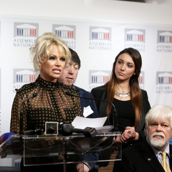 Laurence Abeille (députée EELV), Pamela Anderson, Delphine Wespiser, Paul Watson (fondateur de la Sea Shepherd Conservation Society) - L'actrice américaine Pamela Anderson a tenu une conférence de presse aux côtés de la députée Laurence Abeille, le fondateur de l'ONG Sea Shepherd Paul Watson, l'ancienne Miss France Delphine Wespiser et le porte-parole de la Fondation Brigitte Bardot, Christophe Marie à l'Assemblée Nationale à Paris, le 19 janvier 2016. L'actrice américaine est venue soutenir la présentation d'une proposition de loi écologiste sur le gavage d'animaux pour la production de foie gras. © Dominique Jacovides/Bestimage