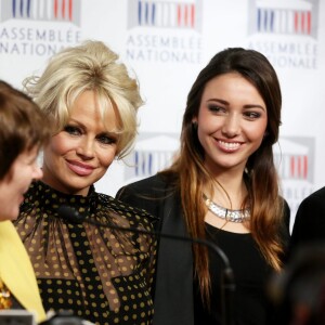 Laurence Abeille (députée EELV), Pamela Anderson, Delphine Wespiser - L'actrice américaine Pamela Anderson a tenu une conférence de presse aux côtés de la députée Laurence Abeille, le fondateur de l'ONG Sea Shepherd Paul Watson, l'ancienne Miss France Delphine Wespiser et le porte-parole de la Fondation Brigitte Bardot, Christophe Marie à l'Assemblée Nationale à Paris, le 19 janvier 2016. L'actrice américaine est venue soutenir la présentation d'une proposition de loi écologiste sur le gavage d'animaux pour la production de foie gras. © Dominique Jacovides/Bestimage