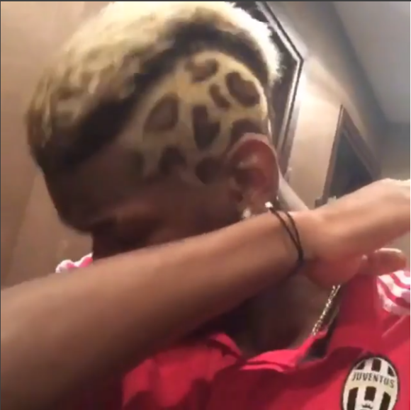 Paul Pogba a dévoilé sa nouvelle coupe de cheveux léopard à l'occasion de la rencontre Juventus - Roma - Capture d'écran d'une vidéo publiée le 24 janvier 2016