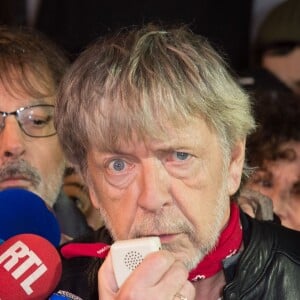 Renaud s'est joint à Christophe Alévêque et à des centaines d'anonymes place de la République à Paris le 7 janvier 2016 pour rendre hommage aux victimes des attentats terroristes, un an jour pour jour après l'attaque de Charlie Hebdo.