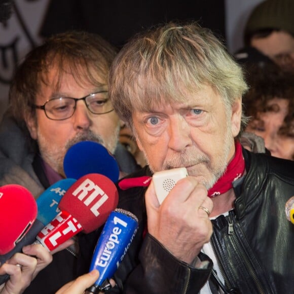 Renaud s'est joint à Christophe Alévêque et à des centaines d'anonymes place de la République à Paris le 7 janvier 2016 pour rendre hommage aux victimes des attentats terroristes, un an jour pour jour après l'attaque de Charlie Hebdo.