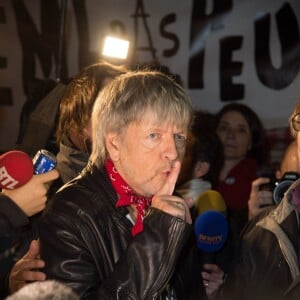 Renaud s'est joint à Christophe Alévêque et à des centaines d'anonymes place de la République à Paris le 7 janvier 2016 pour rendre hommage aux victimes des attentats terroristes, un an jour pour jour après l'attaque de Charlie Hebdo.