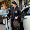 Kylie Jenner se cache des photographes à la sortie d'un salon de beauté à West Hollywood, le 7 janvier 2016