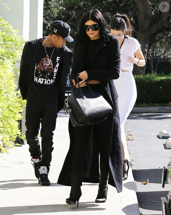 Kendall Jenner, sa soeur Kylie Jenner et son compagnon Tyga - Kim Kardashian enceinte fête son anniversaire avec sa famille au théâtre de Cinepolis à Thousand Oaks, le 21 octobre 2015