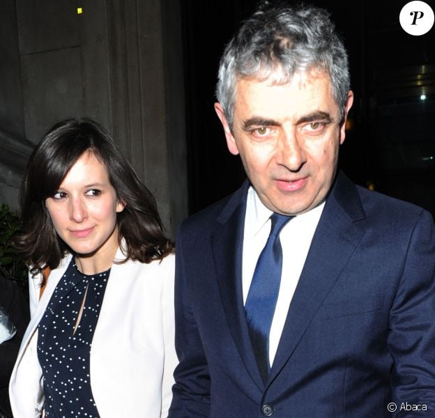 Rowan Atkinson aka Mr. Bean et sa girlfriend Louise Ford, 32 ans, quittent une soir&eacute;e American Buffalo au National Gallery Cafe &agrave; Londres le 27 avril 2015.