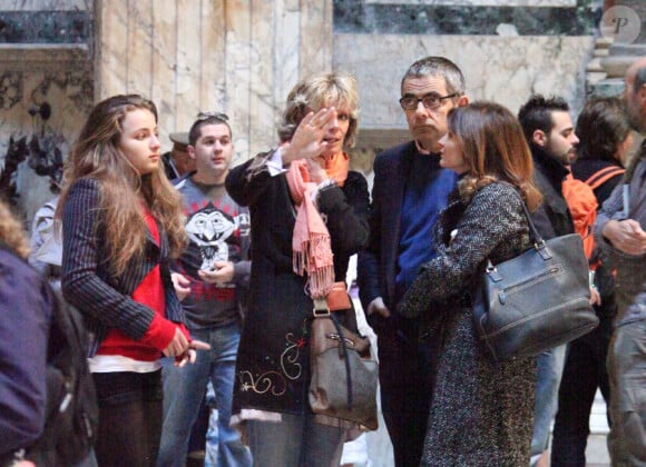 Rowan Atkinson en vacances à Rome avec sa femme Sunestra et sa fille Lily le 20 octobre 2009