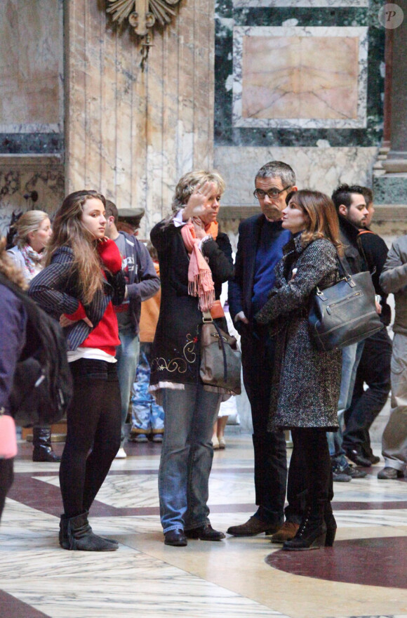 Rowan Atkinson en vacances à Rome avec sa femme Sunestra et sa fille Lily le 20 octobre 2009