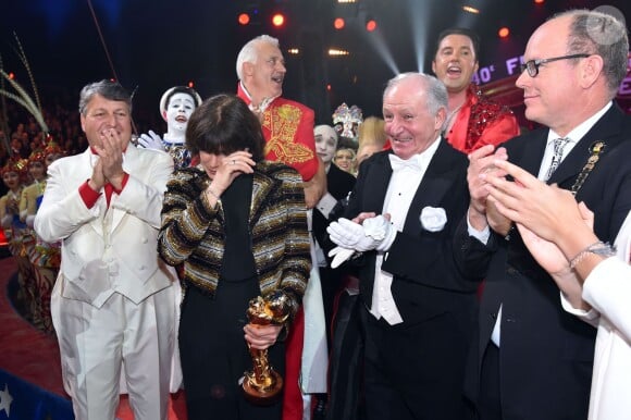 Exclusif - La princesse Stéphanie de Monaco a reçu le 19 janvier 2016 un Clown d'or des mains de son frère le prince Albert II lors du 40e Festival international du cirque de Monte-Carlo, en reconnaissance de son engagement dans la perpétuation du rendez-vous créé par leur père le prince Rainier III, qu'elle préside depuis 2005, et en présence notamment de ses enfants Louis et Pauline Ducruet. © Bruno Bebert/Bestimage