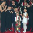 Le prince Rainier III de Monaco recevant un Clown d'or remis par Louis et Pauline Ducruet et Camille Gottlieb, les enfants de la pricnesse Stéphanie de Monaco, lors du 27e Festival international du cirque de Monte-Carlo en janvier 2003