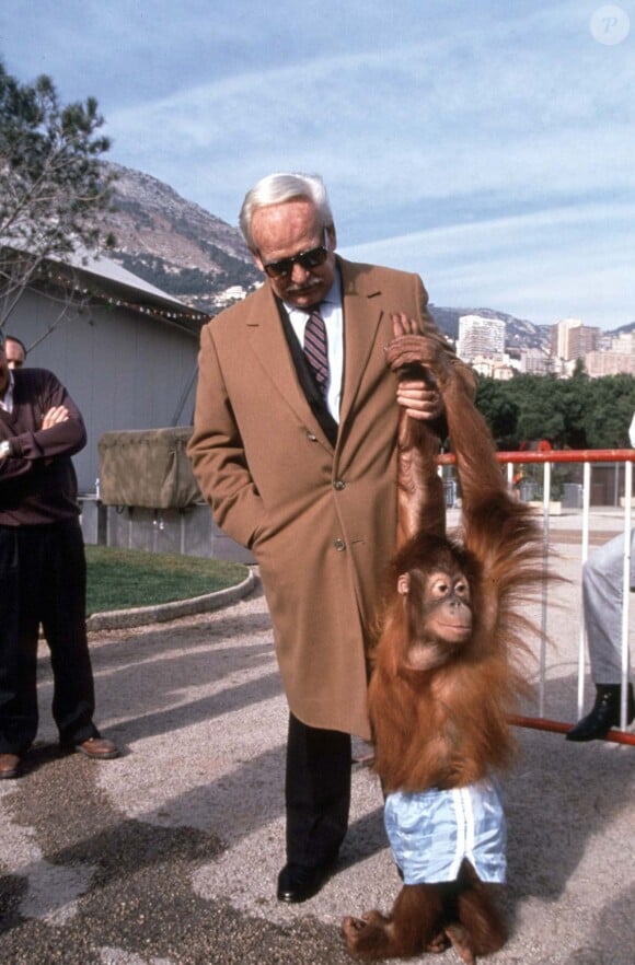 Le prince Rainier III de Monaco au Festival international du cirque de Monte-Carlo en 1993 avec un orang-outan.