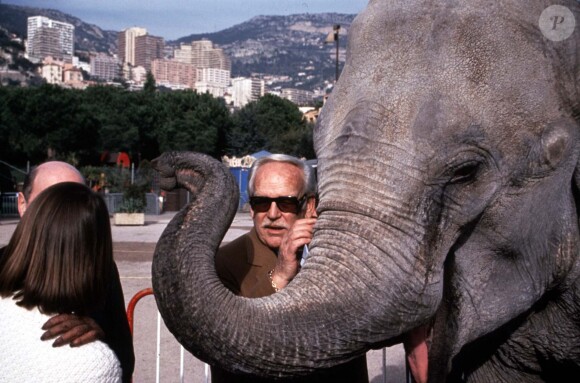 Le prince Rainier III de Monaco au Festival international du cirque de Monte-Carlo en 1993 avec un éléphant.