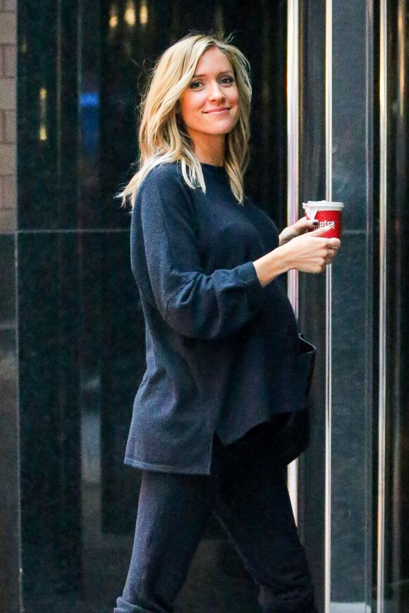 Kristin Cavallari, enceinte, devant son hôtel de New York, le 15 octobre 2015
