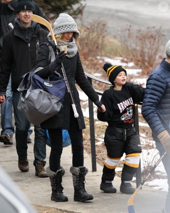 Exclusif -  Gisele Bündchen va applaudir son fils Benjamin à son match de Hockey le 23 janvier 2016 à Boston