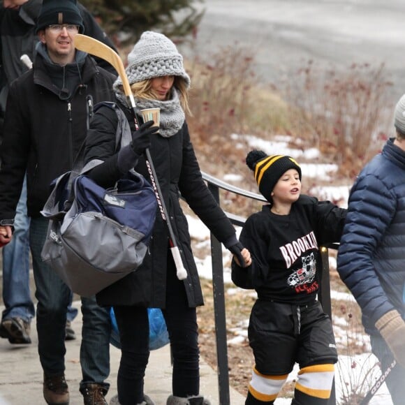 Exclusif -  Gisele Bündchen va applaudir son fils Benjamin à son match de Hockey le 23 janvier 2016 à Boston