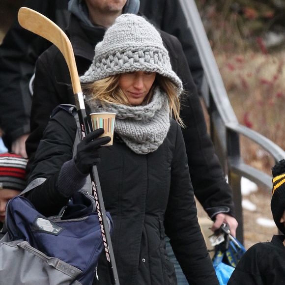 Exclusif -  Gisele Bündchen va applaudir son fils Benjamin à son match de Hockey le 23 janvier 2016 à Boston