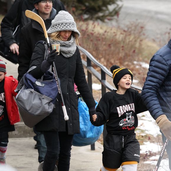 Exclusif -  Gisele Bündchen va applaudir son fils Benjamin à son match de Hockey le 23 janvier 2016 à Boston