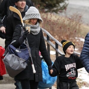 Exclusif -  Gisele Bündchen va applaudir son fils Benjamin à son match de Hockey le 23 janvier 2016 à Boston