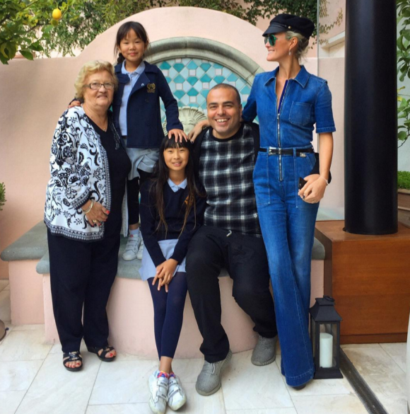 Laeticia Hallyday avec ses filles, Jade et Joy, sa grand-mère Elyette et Omar Cherif à Los Angeles, janvier 2016.