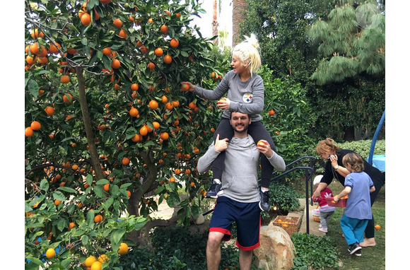 Christina Aguilera sur les épaules de son fiancé Matt Rutler. Photo publiée sur le compte Instagram de Xtina, au mois de janvier 2016.
